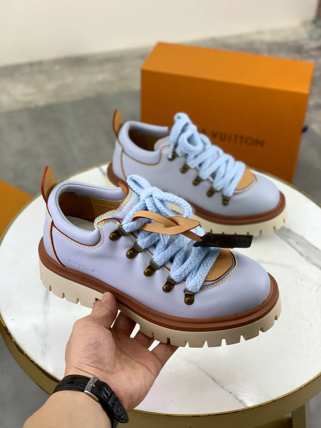 Men's shoes 💰P680 new LV | Louis Vuitton 🧡💚2025 autumn and winter new models, top version ⚠️ The counter features the latest LV REMIX lace-up mountaineering derby shoes, new hard goods 🆕 ❥BS purchasing level! Full of high-end feel! A popular model among bloggers at home and abroad, it’s retro and fashionable, and looks stunning on your feet! Mainly recommended models on the official website★ ━━━━━ ЅᏇєєt ━━━━━ ▪️Upper: top-grade first-layer cowhide ▪️Lining: imported sheepskin ▪️Outsole: original open-molded TPU non-slip outsole ▪️Sole height: 3.5cm ▪️Shoe size: Women 35-41 (41 customization is not returnable) Male 39-45 (46 customized, non-refundable)